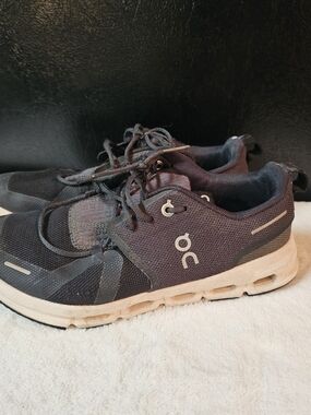 On Cloud Black Running Sneakers Kids Youth Comfortable Size 5 Gym Play Running